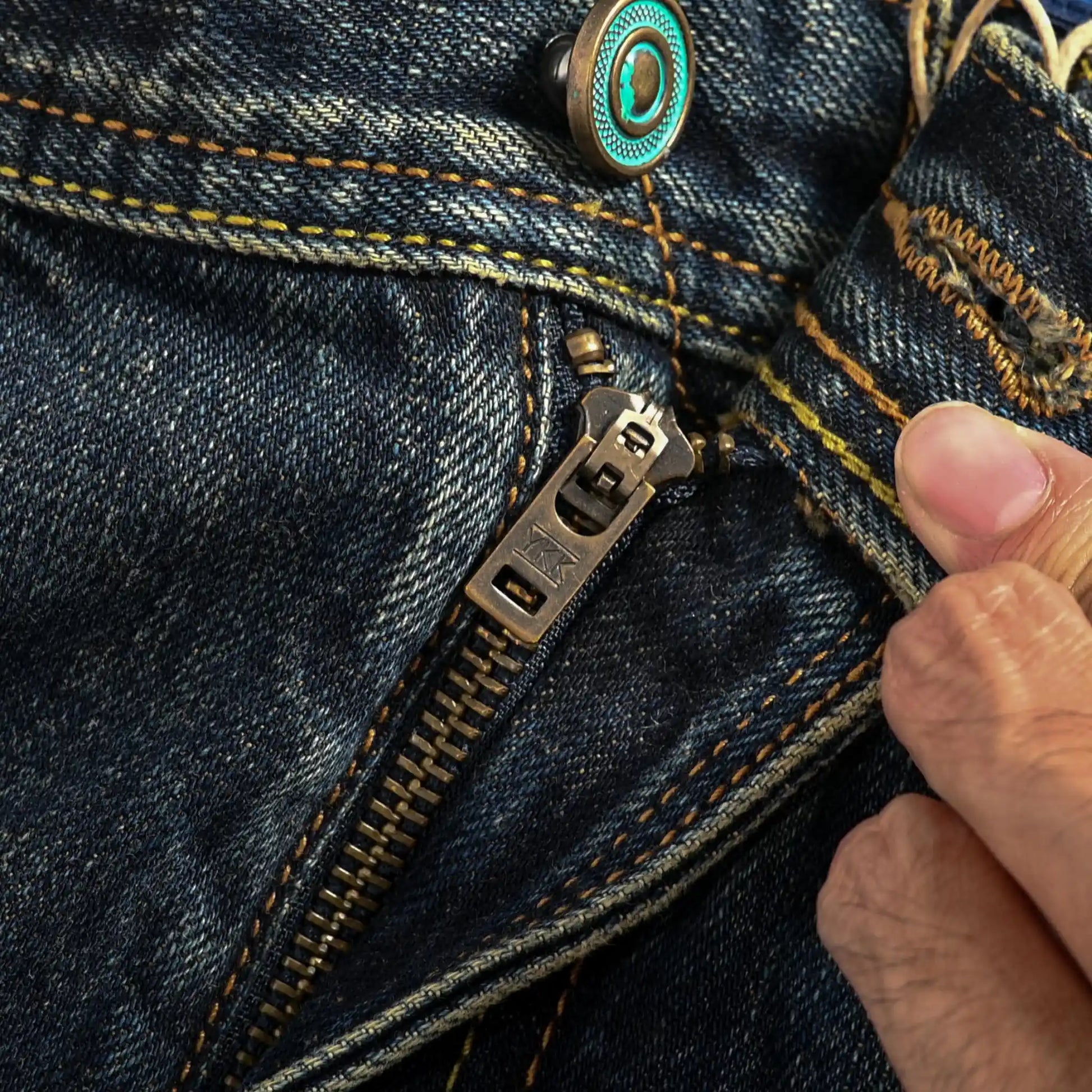 15 oz klassische blaue Straight-Fit-Jeans mit Whiskers und Honeycomb-Effekt