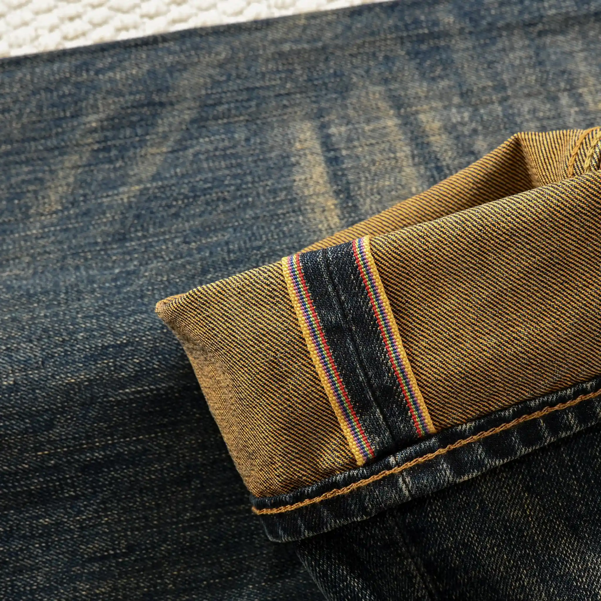 15 oz klassische blaue Straight-Fit-Jeans mit Whiskers und Honeycomb-Effekt