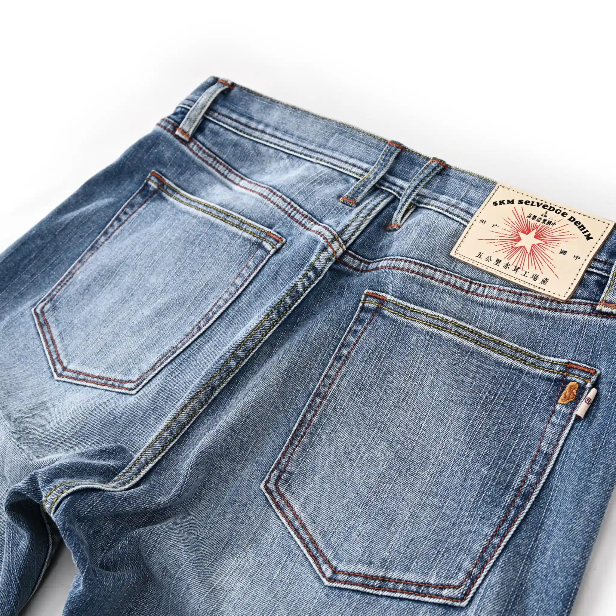 Jean selvedge bleu moyen coupe slim 12 oz avec un léger effet flammé