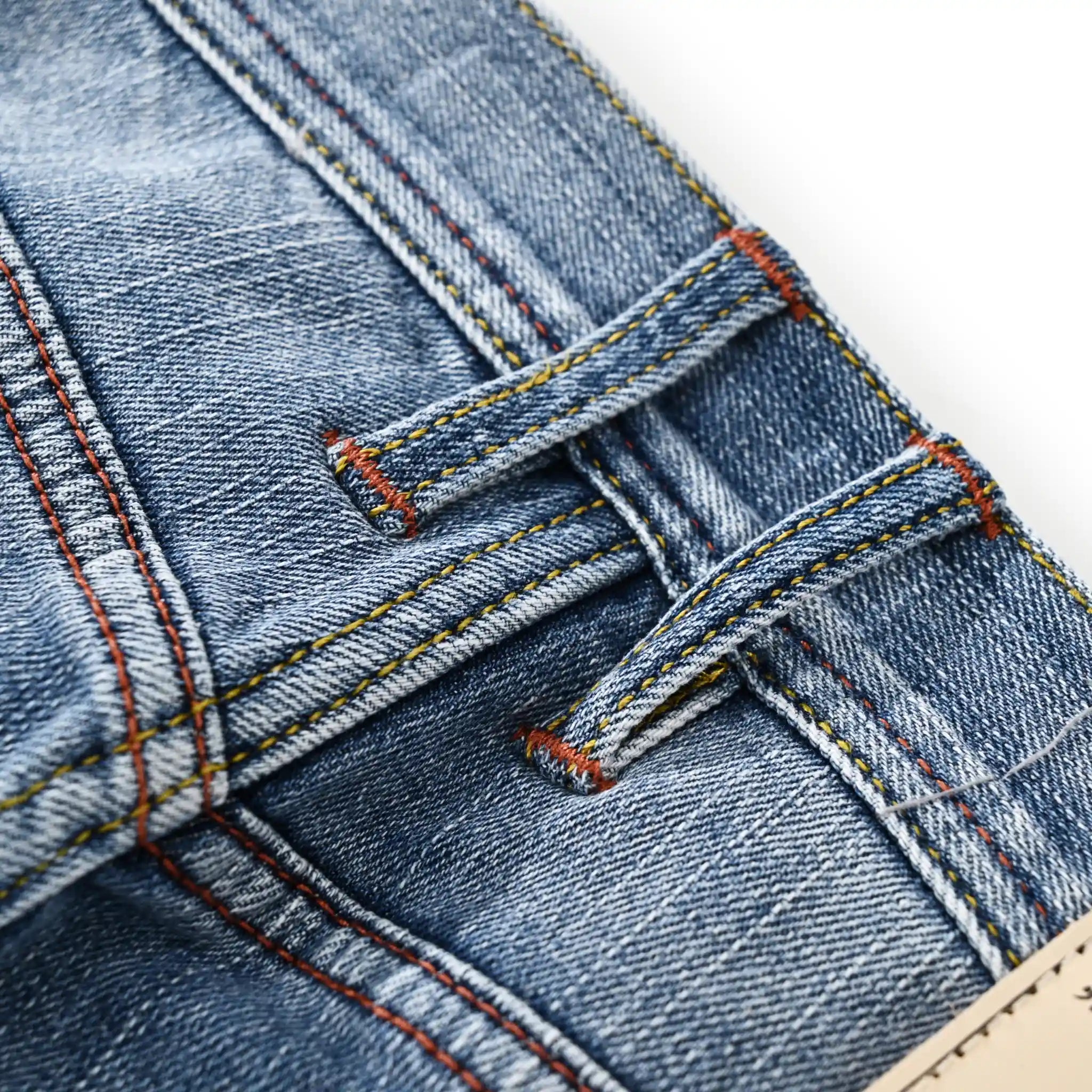 Jean selvedge bleu moyen coupe slim 12 oz avec un léger effet flammé
