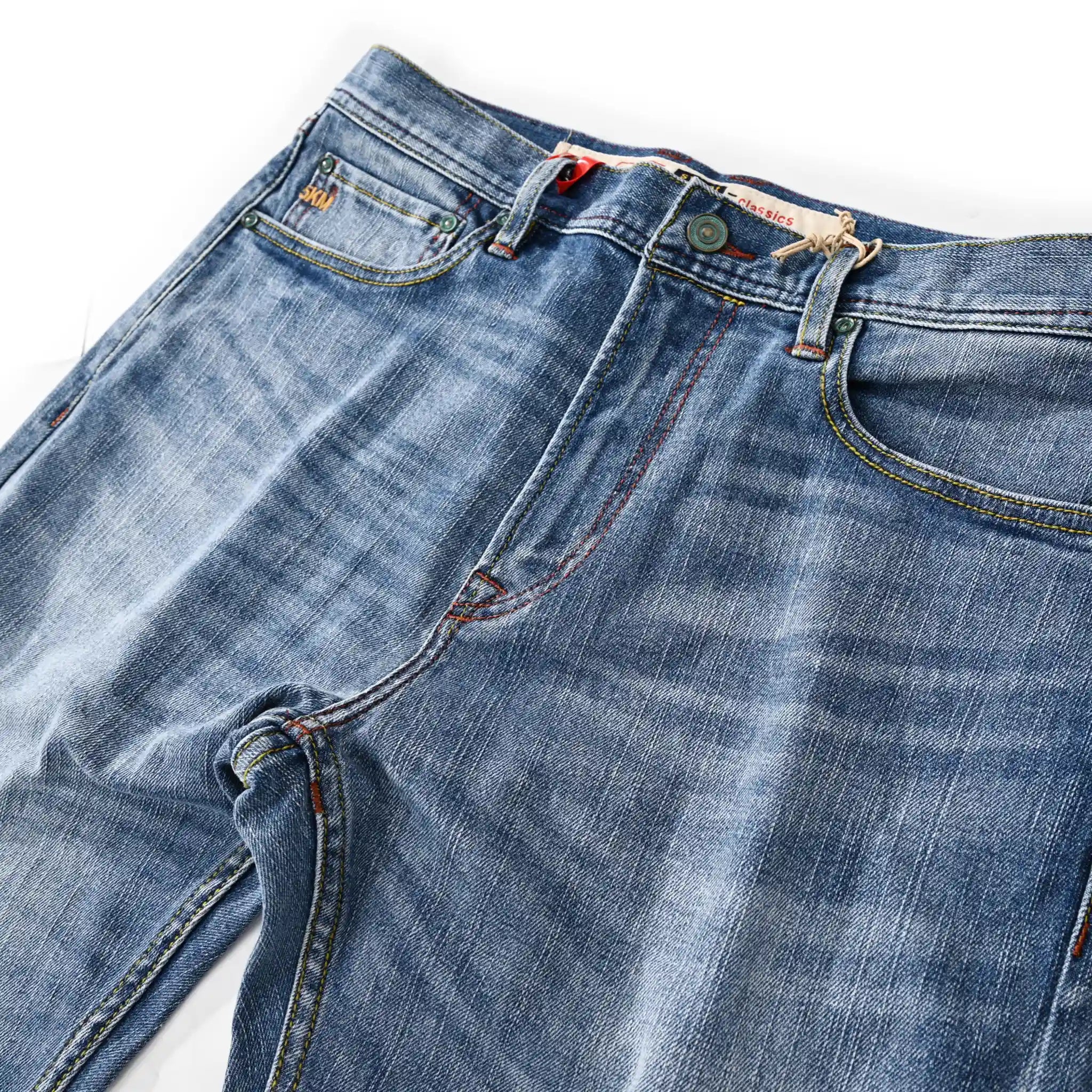 Jean selvedge bleu moyen coupe slim 12 oz avec un léger effet flammé