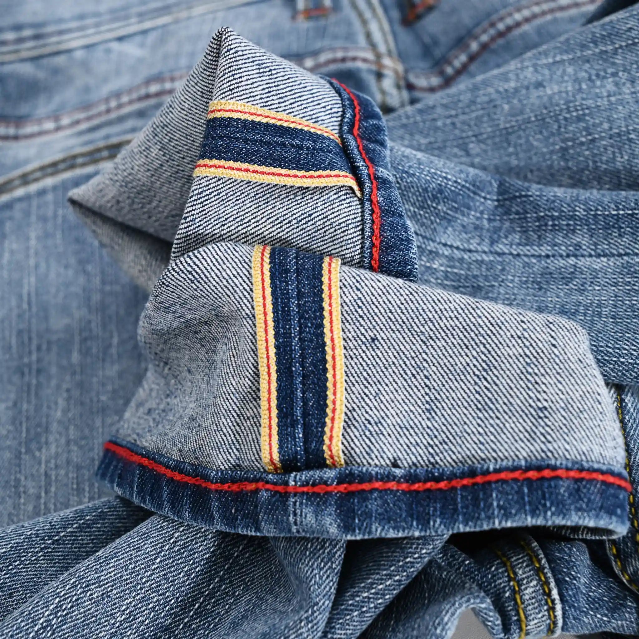 Jean selvedge bleu moyen coupe slim 12 oz avec un léger effet flammé