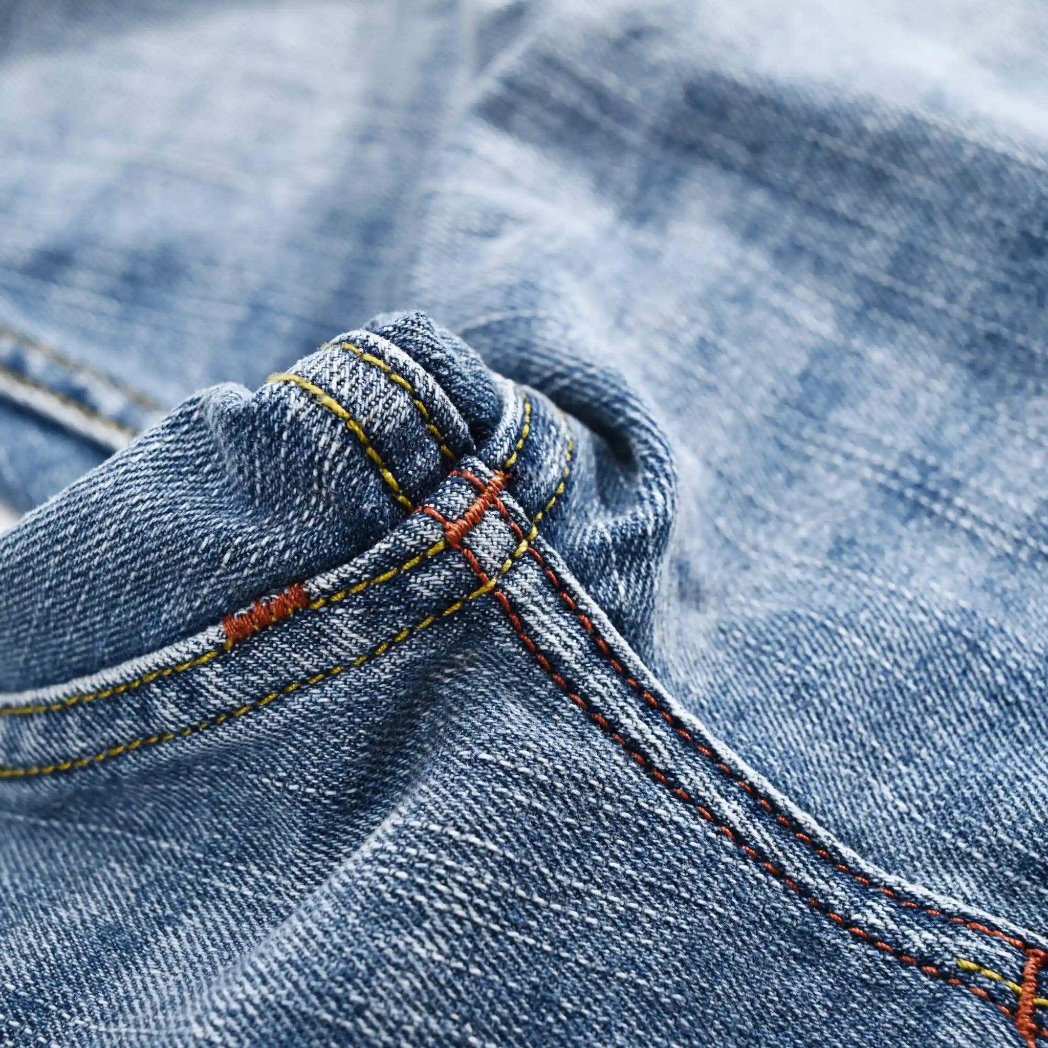 Jean selvedge bleu moyen coupe slim 12 oz avec un léger effet flammé