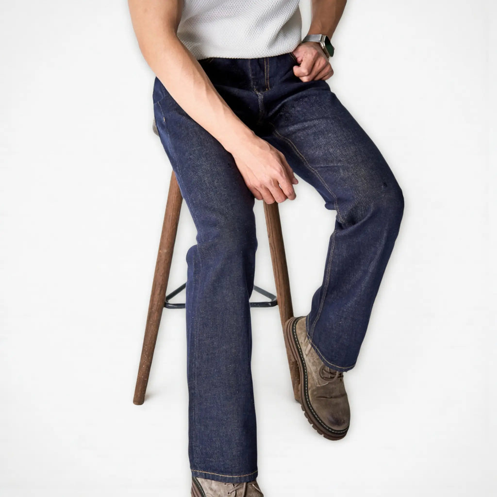 rgdenim_rawcolor_bootcut_selvedge_model_sit