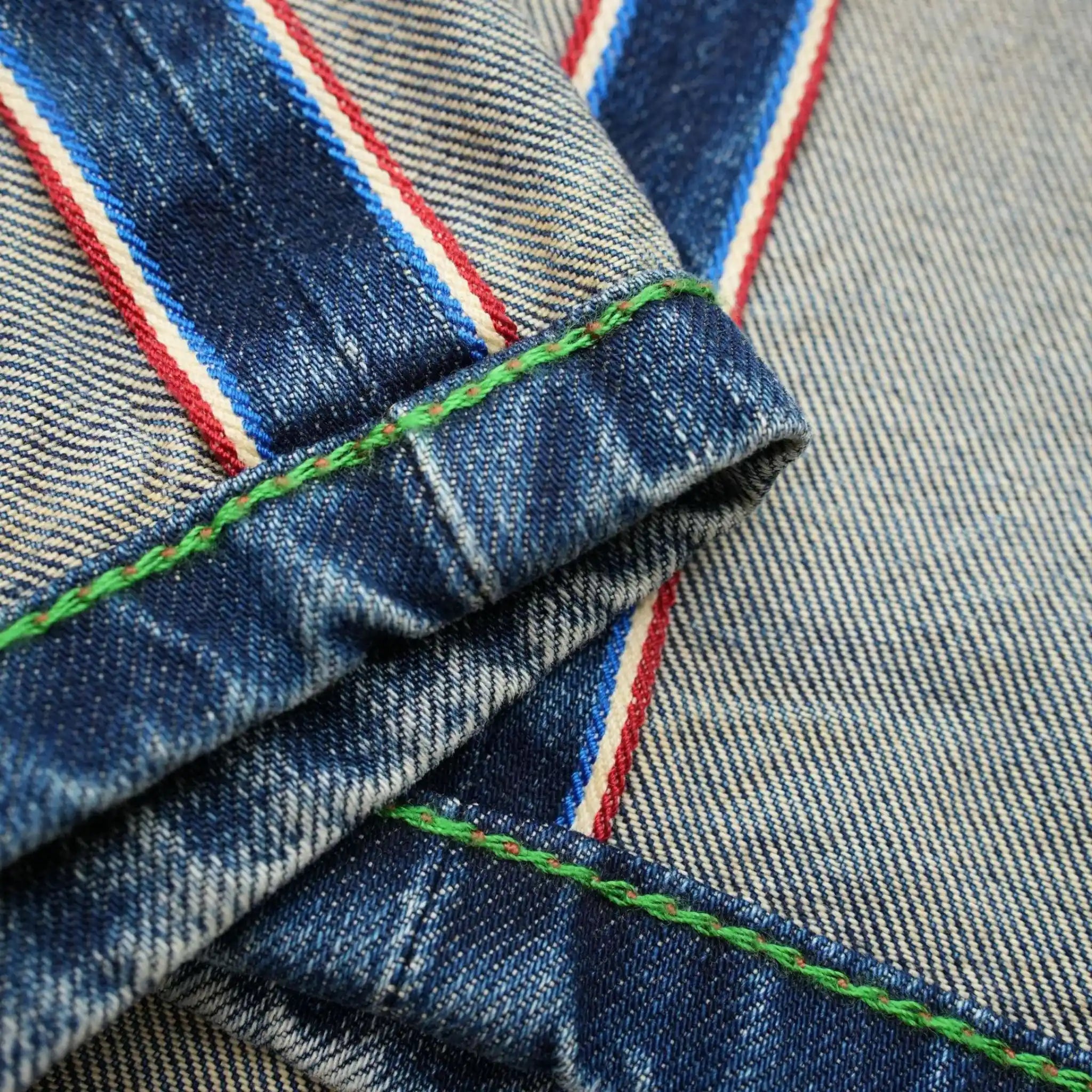 Short en jean selvedge bleu moyen, coupe droite décontractée